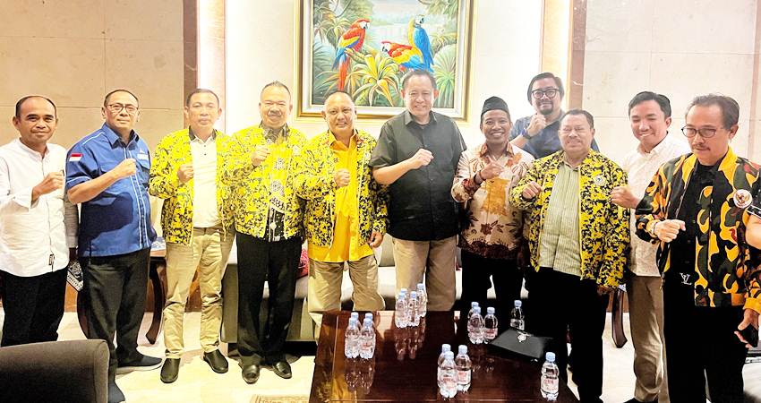 Pengurus teras tingkat provinsi partai Golkar, Demokrat dan Gerindra bertemu di Jakarta, Selasa (30/7) membahas koalisi tiga partai termasuk penduetan pasangan Gusnar Ismail-Idah Syahidah. (istimewa)