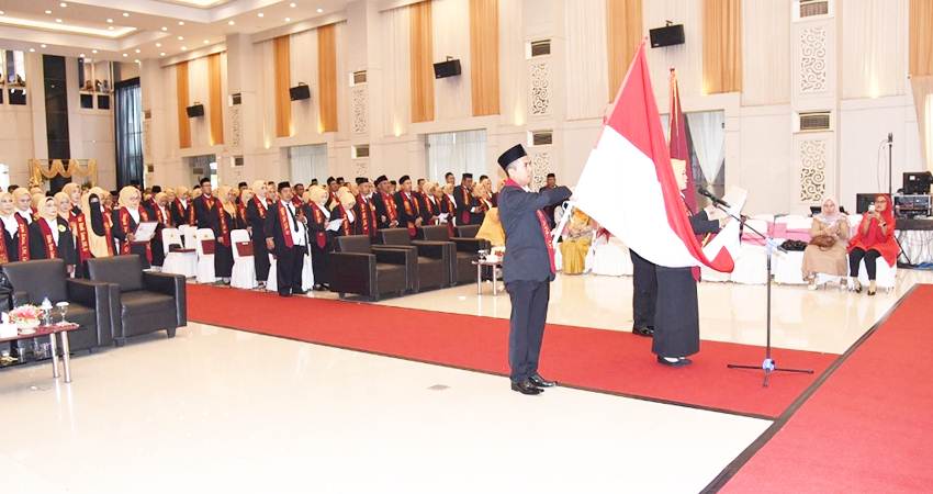 GURU - Prosesi pengukuhan guru profesional oleh UNG yang merupakan perguruan tinggu LPTK,Kamis (22/8). (foto : dok / ung)