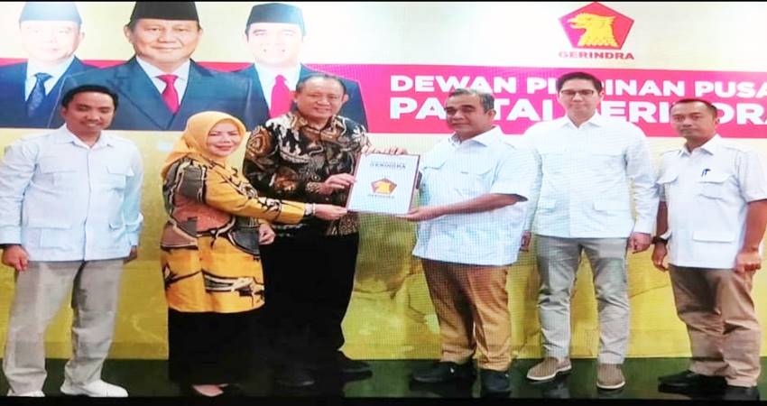 GAS : Gusnar Ismail bersama Idah Syahidah Rusli Habibie menerima rekomendasi DPP Gerindra sebagai calon Gubernur dan calon Wakil Gubernur Gorontalo, Pilkada 2024, di DPP Gerindra, Jumat (23/8) sore. (Foto : istimewa)