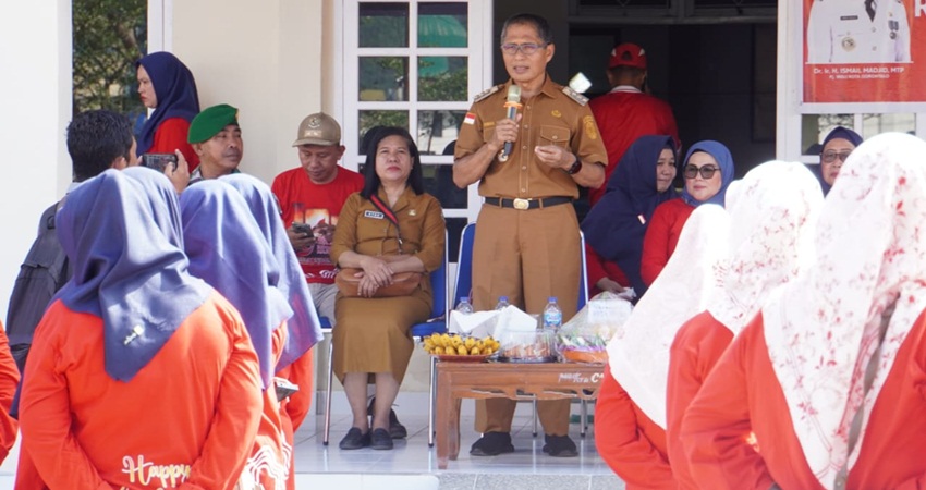 Pj Wali Kota Gorontalo, Ismail Madjid ketika memberikan sambutan pada kegiatan peringatan HUT ke-21 Kecamatan Kota Timur, Selasa (27/8/2024). (Foto: Prokopim)