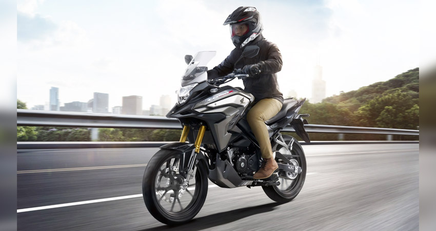 MOTOR HONDA : Selalu menggunakan helm berstandar SNI ketika mengendarai sepeda motor. (foto : dok/daw)