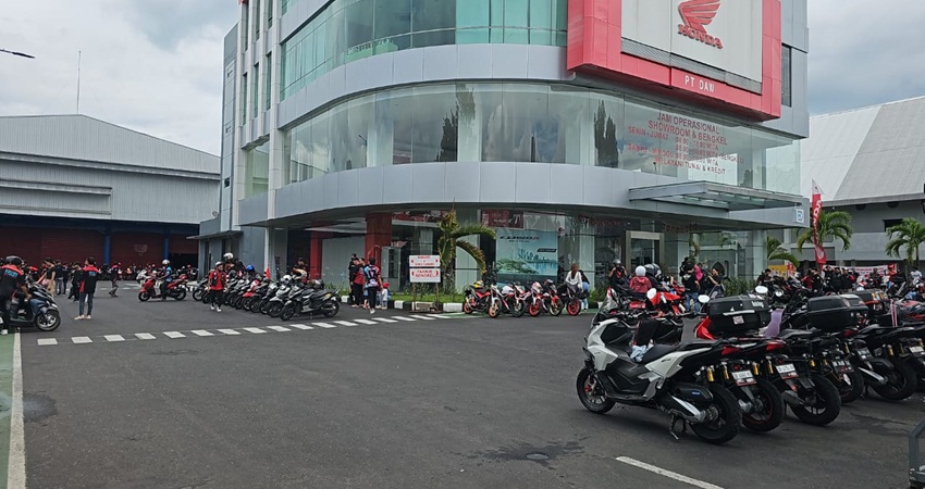 CONVOY MERDEKA - Ratusan bikers Honda yang tergabung dalam Ikatan Motor Honda Sulut (IMHS) bersiap menggelar convoy merdeka dalam rangka peringatan HUT ke 79 Kemerdekaan RI, Sabtu (17/8). (foto : Dok / DAW)