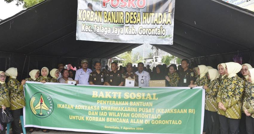 FOSE. Plh Sekda saat melakukan foto bersama dan penyerahn bantuan dengan jajaran IAD serta warga terdanpak banjir