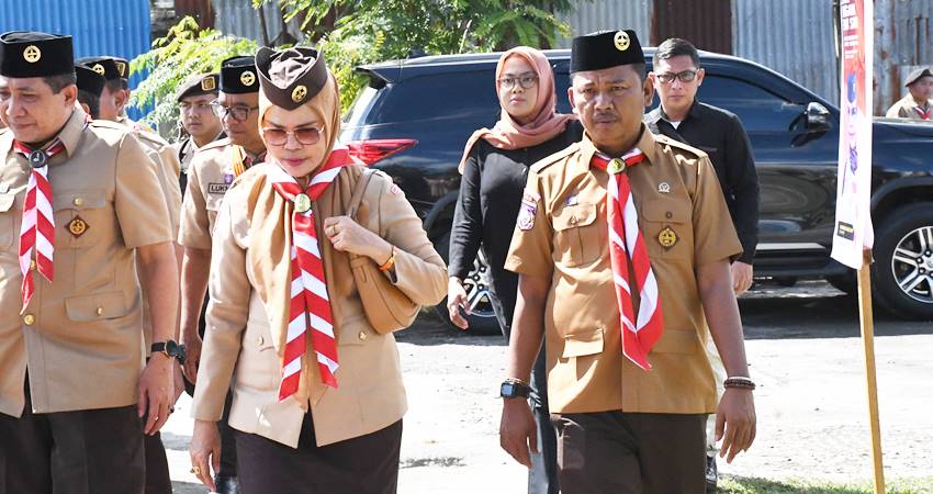 Ketua sementara Dekab Bonbol Faisal Yunus menghadiri apel besar hari Pramuka ke 63 di Bumi Perkemahan Alun-alun center poin Bonbol bersama Forkopimda lainnya.(Foto Humas)