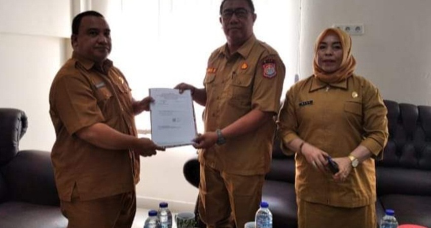 Kepala Biro Pemerintahan dan Kesra Setda Provinsi Gorontalo Reflin Buata serahkan SK 25 Aleg Terpilih kepada Pj Sekda Bonbol Aznan Nadjamudin didampingi Sekwan Mery Ngadju.(Foto Humas)