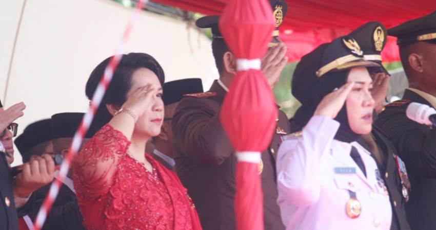 Ketua DPRD Gorut, Desi S.M Datau (kebaya merah) saat mengikuti upacara HUT Kemerdekaan RI, Sabtu (17/8) di halaman kantor bupati Gorut.