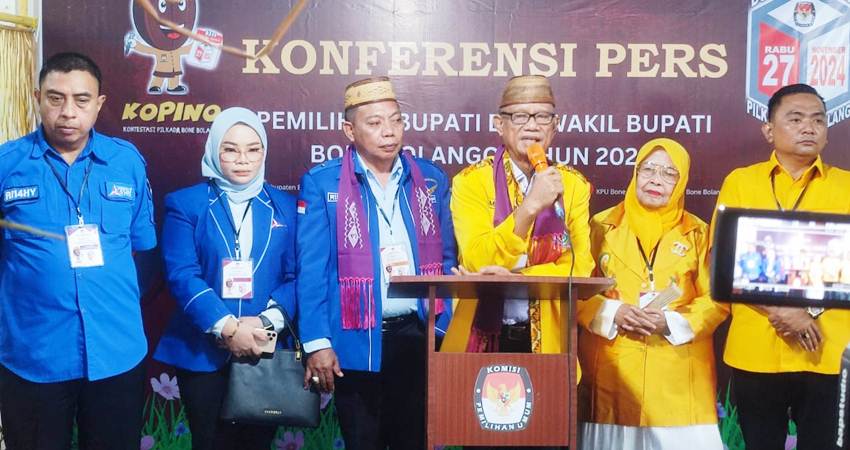 Paslon Ismet Mile dan Risman Tolingguhu memberikan keterangan pers usai mendaftar ke KPU Bonbol kemarin.(Foto Natha/Gorontalo Post)