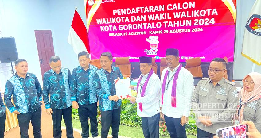 Idris Rahim-Andi Ilham saat Melakukan konferensi pers setelah melakukan pendaftaran di KPU Kota Gorontalo, Kamis (29/8/2024) (F. Diyanti/Gorontalo Post)