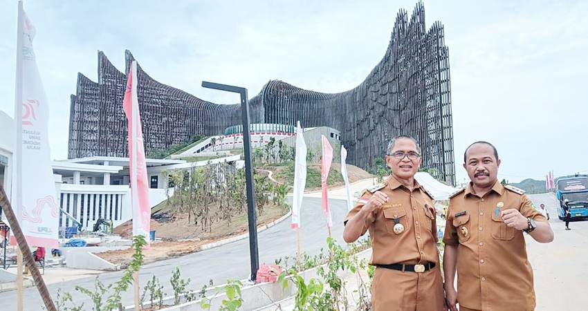 Pj Wali Kota Gorontalo, Ismail Madjid dan Pj Bupati Boalemo, Sherman Moridu saat foto bersama di depan istana negara IKN, Selasa (13/8/2024). (Foto: Prokopim)