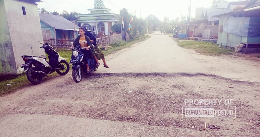 Sejumlah Kubangan besar pada jalan kawasan Pentadio Resort yang sudah digali untuk ditambal, namun sampai saat ini belum dilakukan penambalan dan rawan terjadi Lakalantas. (Foto: Jalal/Gorontalo Post).