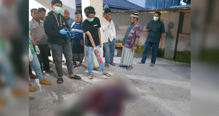 TAK DIKENAL. Petugas kepolisian saat melakukan olah TKP atas penemuan salah seorang warga tak dikenal ditemukan meninggal di halaman parkiran masjid Baiturahman Limboto.