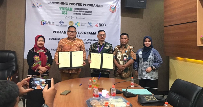 KERJASAMA. Pj Sekda Haris S Tome saat foto bersama dengan Brach Manajer BSG dan instansi terkait seusai menandatangani MoU