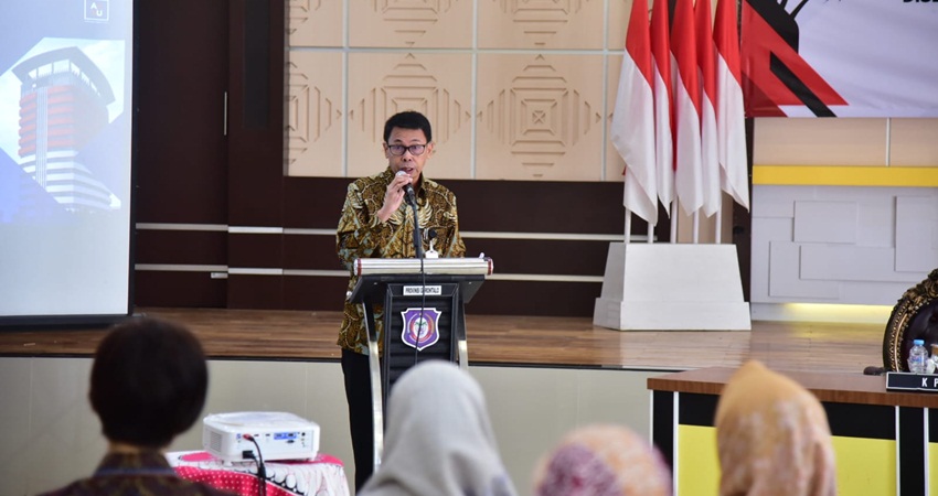 Ketua KPK RI Nawawi Pomolango saat memberikan sambutan pada kegiatan rapat koordinasi KPK diseminasi pencegahan tindak pidana korupsi di dunia usaha Provinsi Gorontalo yang berlangsung di aula rumah jabatan Gubernur, pada Selasa (27/8). (diskominfotik)