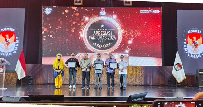Anggota KPU Provinsi Gorontalo, Opan Hamsah (ketiga dari kanan) saat menerima penghargaan apresiasi Parhumas 2024 dari KPU RI. (Foto: dok/KPUprov)