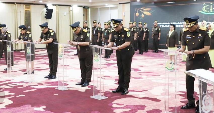 Jaksa Agung Sanitiar (ST) Burhanuddin melantik empat Kepala Kejaksaan Tinggi (Kajati), salah satunya I Dewa Gede Wirajana, selaku Kajati Gorontalo, Kamis (29/8/2024). (Foto: Istimewa)