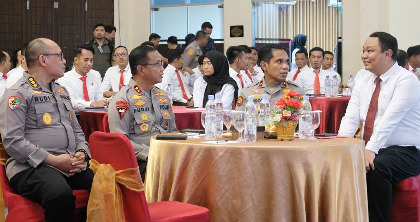 Kepala Kepolisian Daerah Gorontalo Irjen Pol Drs. Pudji Prasetijanto Hadi,MH membuka secara langsung Rapat Kerja Teknis (Rakernis) Fungsi Reskrim yang bertempat di Ballroom Hotel Damhil Kota Gorontalo. Kamis (15/08).