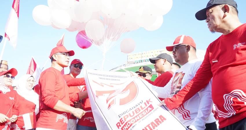 Pelepasan balon ke udara oleh Pj Wali Kota Gorontalo, Ismail Madjid, Pj Sekda, Deddy Kadullah sebagai tanda dicanangkannya bulan wawasan kebangsaan, Jumat (2/8/2024). (Foto: Prokopim)