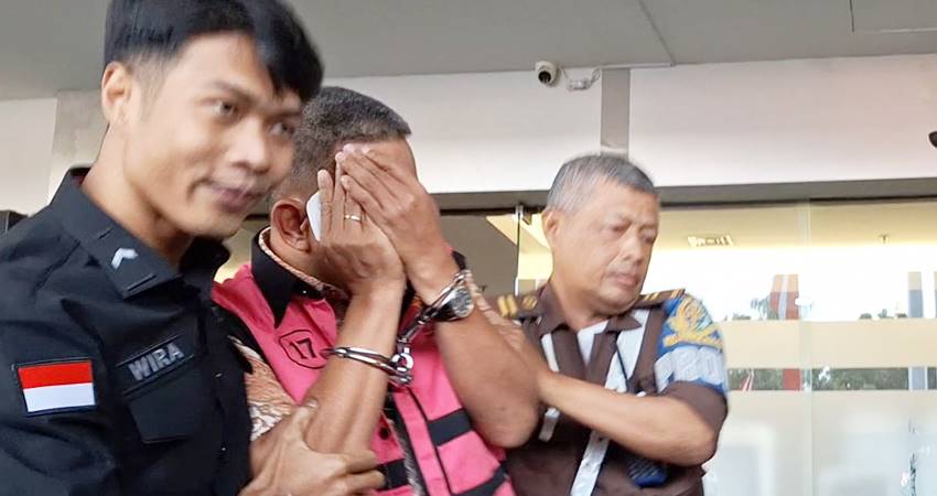 Kejagung Kembali Tahan 1 Tersangka Baru Korupsi Timah, Total Ada 23 Orang Kejagung kembali menahan 1 tersangka dalam kasus dugaan korupsi Izin Usaha Pertambangan (IUP) di PT Timah Tbk Tahun 2015-2022.