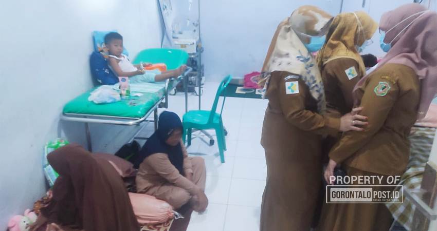 Capt: Sejumlah anak yang mengalami keracunan makanan saat dirawat di  RS Otanaha, Kota Gorontalo, Selasa (6/7/2024). (Foto: Natha/Gorontalo  Post).