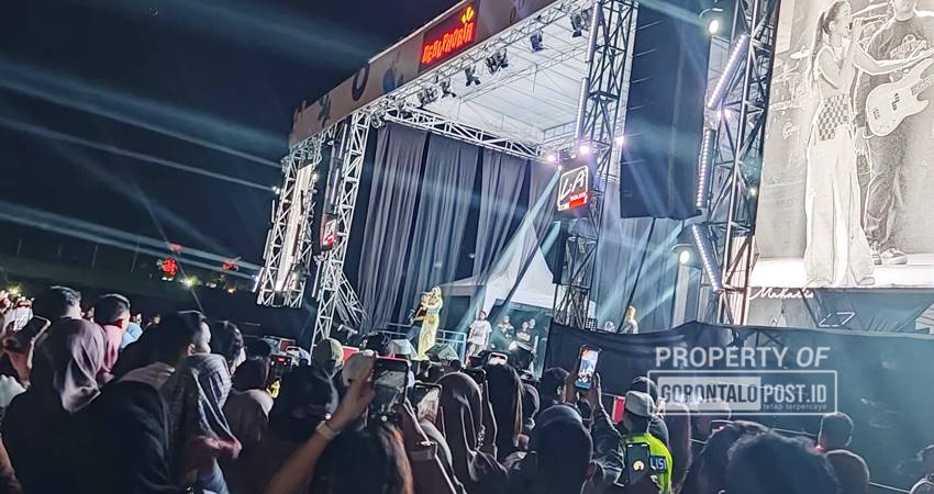 HEBOH : Konser tunggal, Mahalini Raharja di stadion Merdeka Kota Gorontalo, Jumat (9/8) malam, mampu menghibur ribuan penonton. (foto : natha / gorontalo post)