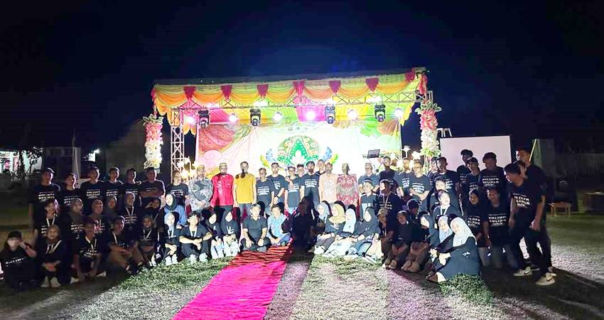 Plh Sekda Kabgor bersama panitia pelaksana Kuliner Expo di Desa Olimoo'o, Kecamatan Batudaa Pantai, Sabtu (17/8). (Foto: Dok. KKN UNG-UGM 2024 UNTUK GP).