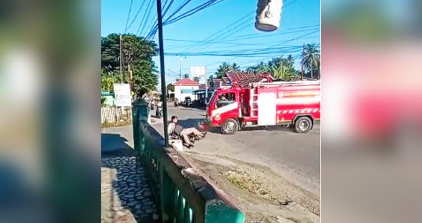 Pengendara motor terpental saat disambar mobil damkar di simpang empat Desa Boludawa, Kecamatan Suwawa, Rabu (31/7/2024).