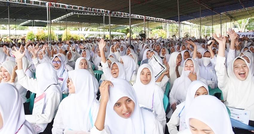 MAHASISWA BARU : Ribuan mahasiswa baru UNG, saat mengikuti program Pengenalan Kehidupan Kampus Mahasiswa Baru (PKKMB). (foto : ung.ac.id)