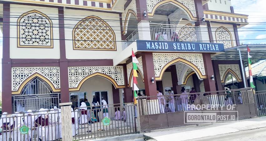 Berdiri kokoh, Masjid seribu rupiah milik MTS Negeri 1 Kota Gorontalo, Ahad (11/8/2024) (F. Diyanti/Gorontalo Post)