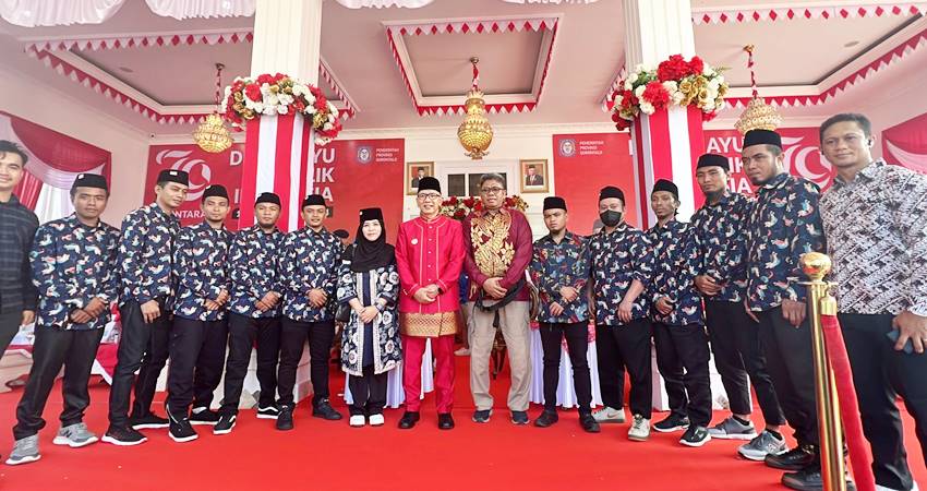 11 orang eks Napiter foto bersama Pj Gubernur Gorontalo Rudy Salahuddin usai upacara HUT ke-79 Republik Indonesia yang berlangsung di Rumah Jabatan Gubernur Gorontalo, Sabtu (17/8). (foto : dok/gorontaloprov.go.id)
