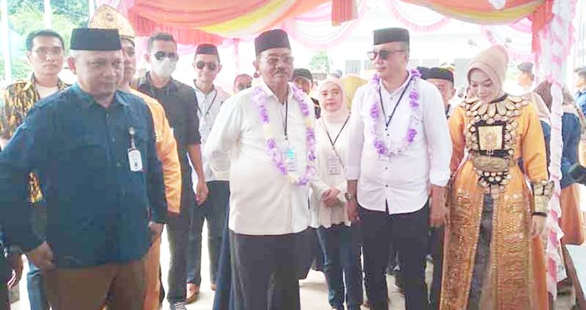 DIRINDUKAN : Pasangan Rum Pagau - Lahmudin Hambali (PAHAM) saat mendaftar di KPU Boalemo sebagai calon bupati dan wakil bupati Boalemo, Selasa (27/8). (foto : istimewa)