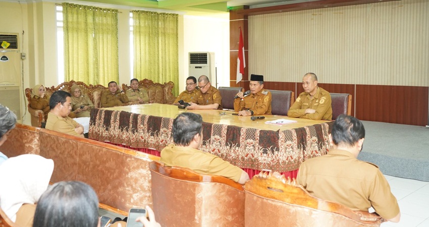 Pj Wali Kota Gorontalo, Ismail Madjid dan Pj Sekda, Deddy Kadullah ketika melaksanakan pembinaan ASN di RSAS Kota Gorontalo, Senin (26/8/2024). (Foto: Prokopim)