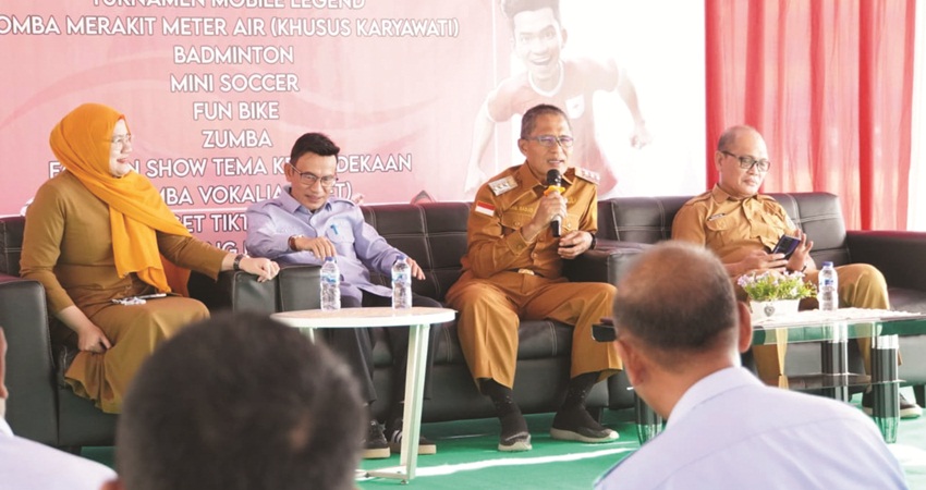 Pj Wali Kota Gorontalo, Ismail Madjid ketika membina pegawai yang ada di Perumdam MT, Senin (19/8/2024). (Foto: Prokopim)
