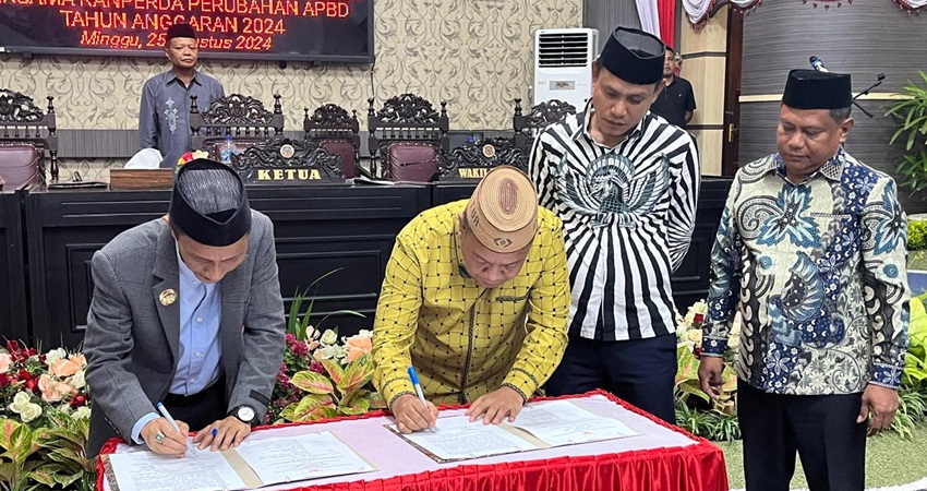 PEGESAHAN. Bupati Gorontalo Nelson Pomalingo bersama ketua DPRD Syam T Ase didampingi dua wakil ketua saat pengesahan APBD-P 2024