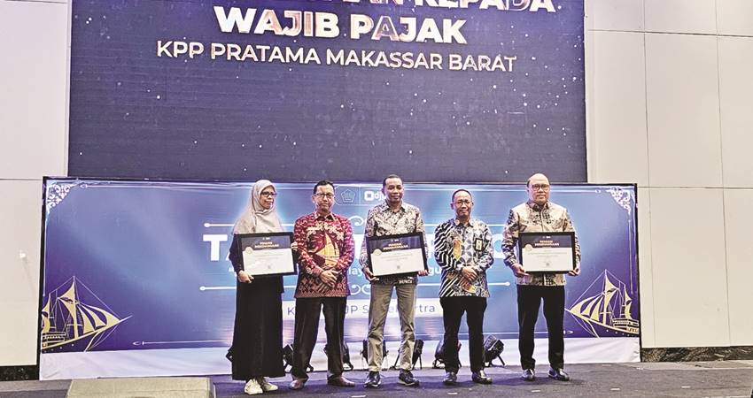 PT Pertamina Patra Niaga Sulawesi, menerima penghargaan sebagai wajib pajak dengan kategori kontributor terbesar di KPP Pratama Makassar Barat tahun 2023. (foto : dok / pt.pertamina)