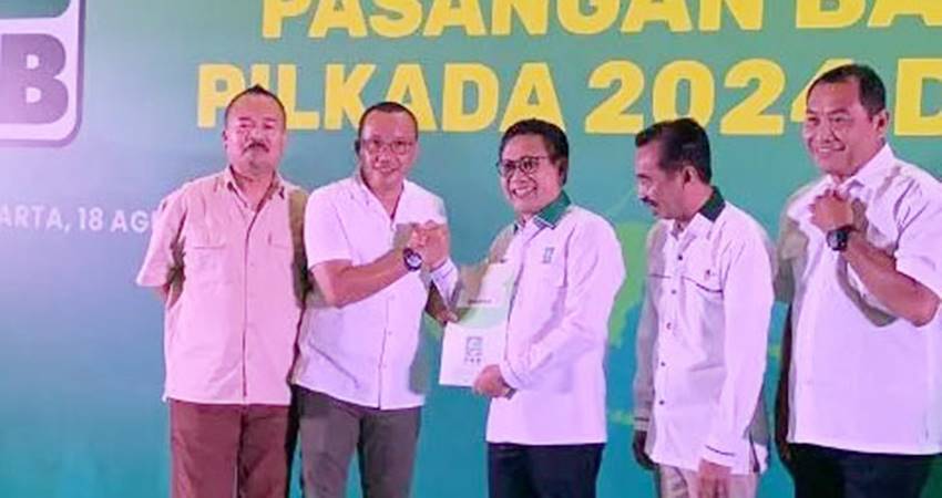 Calon Wakil Bupati PAHAM, Lahmudin Hambali saat menerima rekomendasi dari DPP PKB, yang diserahkan di Jakarta, baru-baru ini. (foto : istimewa)