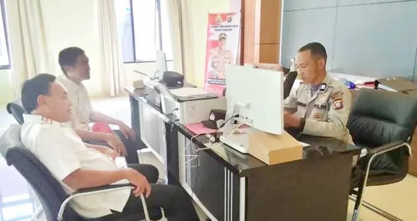 MENGADU KE POLISI : Ketua DPC PKB Boalemo, Iswan Hamzah didampingi Sekretaris DPC, Maksdidin Sumaga, memberikan laporan polisi di Sentra Pelayanan Kepolisian Terpadu Polres Boalemo, Jumat (9/8). (foto : istimewa)