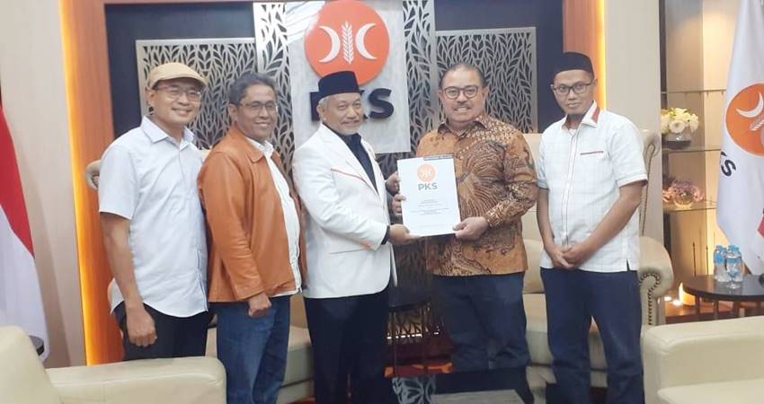 Presiden PKS, Akhmad Syaikhu ketika menyerahkan rekomendasi PKS kepada Tonny Uloli sebagai Cagub Gorontalo, Rabu (7/8/2024).