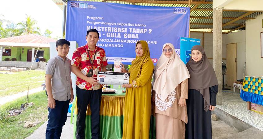 Penyerahan alat pendukung produk kepada salah satu nasabah, Kamis (15/8/2024) (F. Dokumentasi PNM)