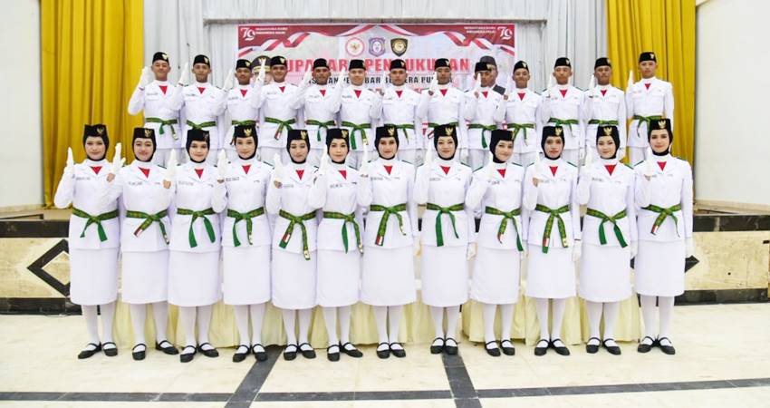 TANPA DISKRIMINASI : Seluruh Paskibraka Provinsi Gorontalo yang putri dan beragama muslim menggunakan hijab, tanpa paksaan dan diskriminasi. Mereka dikukuhkan Pj Gubernur Gorontalo, bersama Paskibraka pria, Kamis (15/8). (foto : haris / diskominfotik)