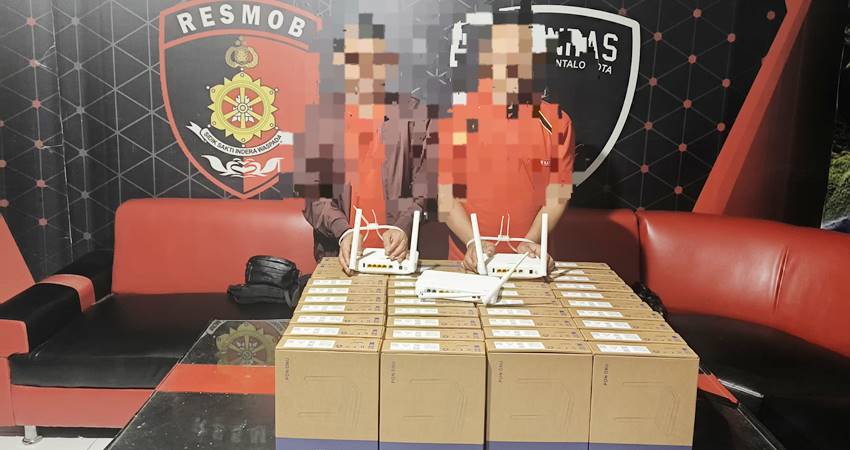 Dua terduga pelaku pencurian puluhan modem yang bekerja sebagai Cleaning Service di PT Telkom, diamankan oleh Tim Rajawali Satuan Reskrim Polresta Gorontalo Kota.