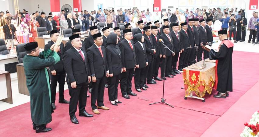 jajaran aleg terpilih 2024-2029 mengambil sumpah dan janji diparipurna pelantikan kemarin.(Foto Humas)