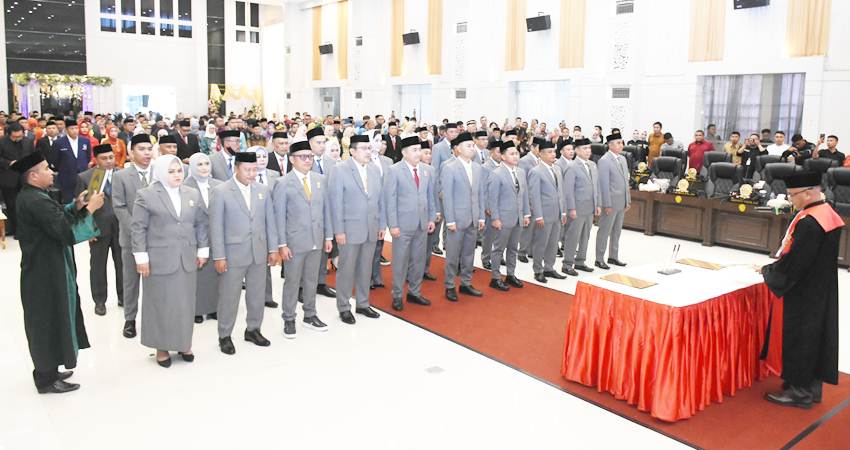 WAKIL RAKYAT : 30 Anggota DPRD Kota Gorontalo, mengucap sumpah dan janji, pada pelantikan yang berlangsung di GPCC Kota Gorontalo, Senin (12/8/2024) (F. Humas Dekot)