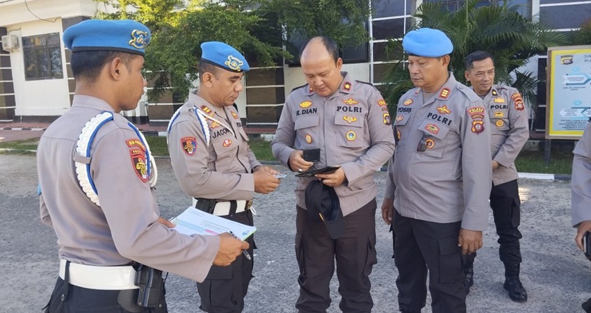 Personel Bid Propam Polda Gorontalo bersama Waka Polres Pohuwato, Kompol Raden Dian Nugraha Wijaya,S.I.K saat melakukan pemeriksaan terhadap personel Polres Pohuwato belum lama ini.