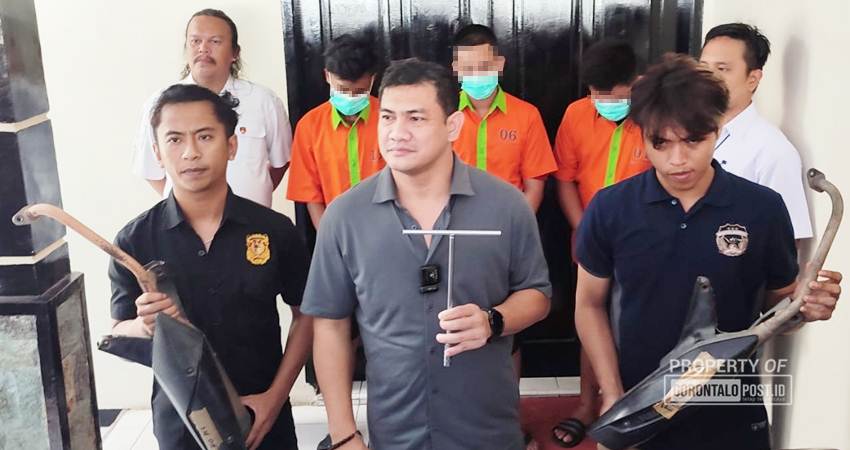 Tiga Pelaku pencurian knalpot yang berhasil diamankan oleh pihak kepolisian, Rabu (31/7/2024). (F. Natha/Gorontalo Post)