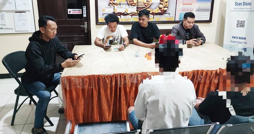 Terduga pelaku penganiayaan yang viral melalui media sosial diamankan oleh Tim Rajawali Satuan Reskrim Polresta Gorontalo Kota dan dibawa ke Polsek Kota Utara untuk dilakukan pemeriksaan lebih lanjut.