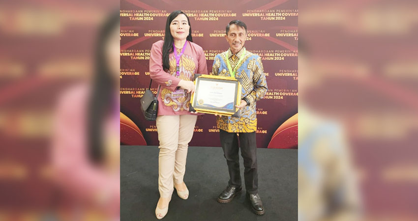 TERIMA. Bupati Gorontalo Nelson Pomalingo saat menerima penghargaan dari BPJS Pusat.