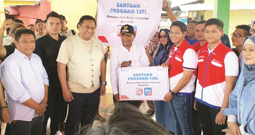 PERTAMINA PEDULI : Bantuan Program tanggungjawab sosial dan lingkungan PT Pertamina melalui PT Pertamina Patra Niaga Sulawesi kepada warga korban bencana banjir di Gorontalo, Ahad (4/8). (foto : dok / pertamina )