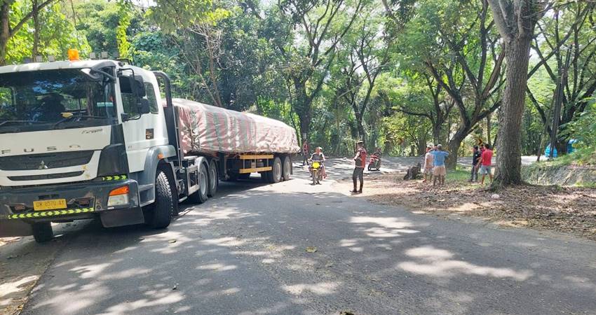 Kondisi ruas jalan Trans Sulawesi di Pontolo Kecamatan Kwandang Kabupaten Gorontalo yang membahayakan para pengendara kendaraan khususnya mobil tronton. (Foto: Istimewa).