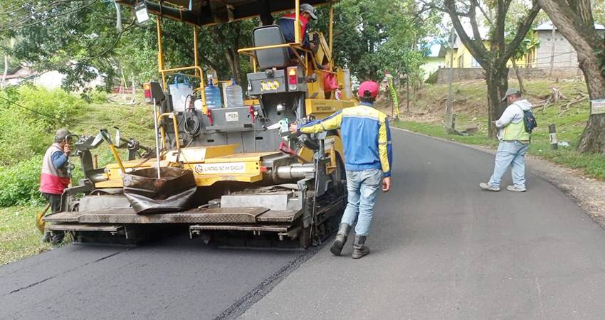 Ruas jalan Pontolo mulai dipermulus menggunakan aspal berkualitas oleh BPJN Gorontalo, Kamis (22/8/2024).