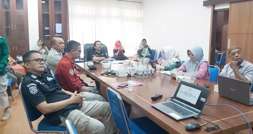 Jajaran pejabat Pemerintah Kota Gorontalo tengah mengikuti rapat koordinasi regional IV Sulawesi, terkait upaya PPKE yang diselenggarakan via zoom, Kamis (8/8/2024). (Foto: Istimewa)